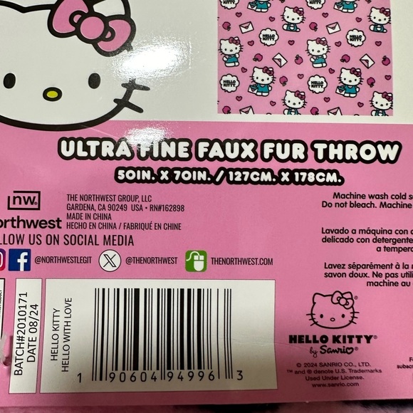 *CLEARANCE* Hello Kitty Pink Heart Envelope Faux Fur Blanket - Picture 3 of 5